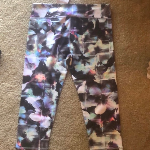 Fabletics Salar Printed Capris - Picture 4 of 6